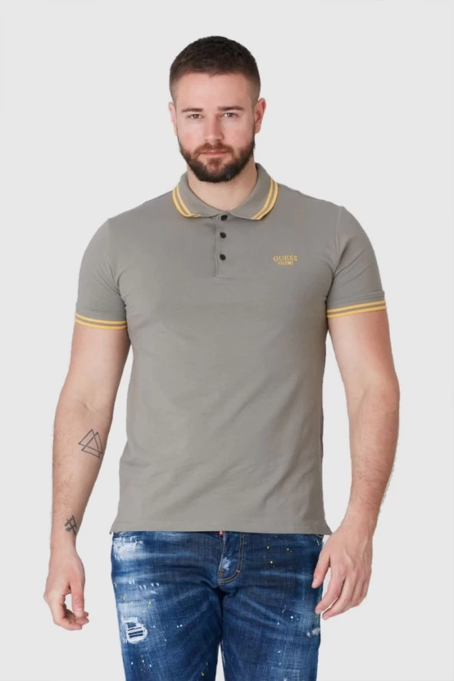 mężczyzna w koszulce polo